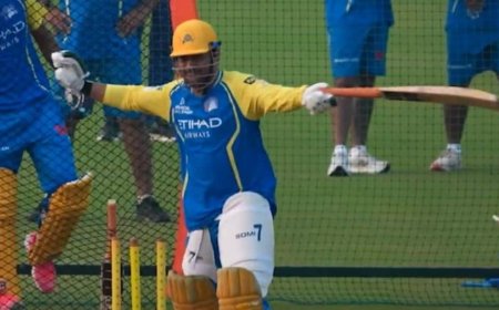 Watch: हाथ में बल्ला, फिर अचानक पिच पर खड़े होकर डांस करने लगे एमएस धोनी, वीडियो हुआ वायरल