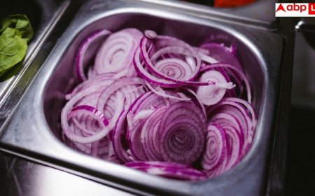 Benefits Of Eating Raw Onion: गर्मी शुरू होते ही खाना शुरू कर दीजिए कच्चा प्याज, मिलते हैं गजब के फायदे