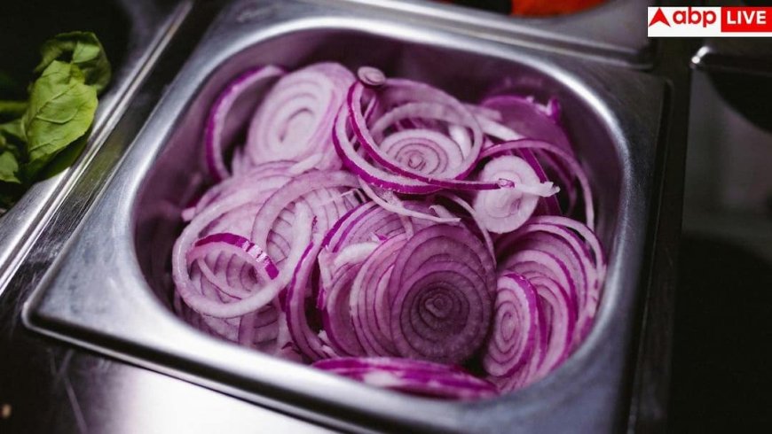 Benefits Of Eating Raw Onion: गर्मी शुरू होते ही खाना शुरू कर दीजिए कच्चा प्याज, मिलते हैं गजब के फायदे