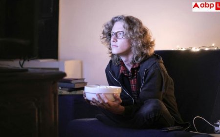 Blue Light Effects On Sleep: सिर्फ मोबाइल छोड़ना काफी नहीं, आपका लैपटॉप और ऑफिस की 'सफेद रोशनी' भी छीन रही है नींद