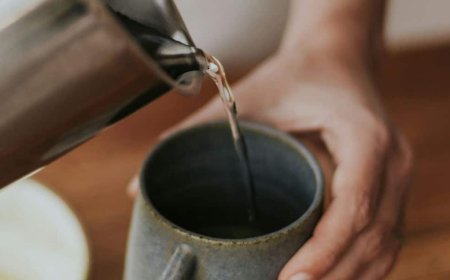 Hot Water Benefits: वजन कम करने के लिए सुबह-सुबह आप भी पीते हैं गर्म पानी, क्या सच में काम करता है यह हैक?