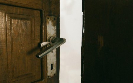 Aluminium Foil Door Trick: दरवाजे के हैंडल पर क्यों लपेट रहे हैं लोग एल्युमिनियम फॉयल? वजह जानकर चौंक जाएंगे