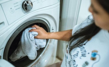 Washing Machine Stain Problem: क्या आपकी वॉशिंग मशीन भी लगा रही कपड़ों पर दाग, जानें क्यों होता है ऐसा?