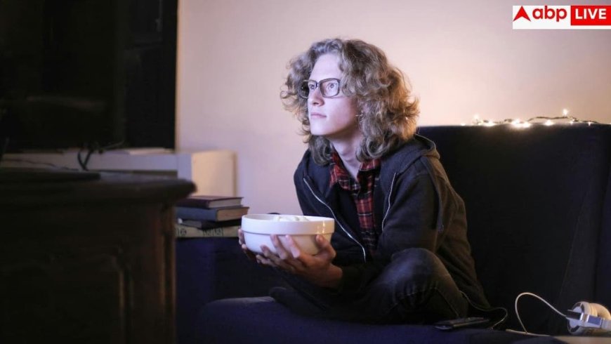 Blue Light Effects On Sleep: सिर्फ मोबाइल छोड़ना काफी नहीं, आपका लैपटॉप और ऑफिस की 'सफेद रोशनी' भी छीन रही है नींद