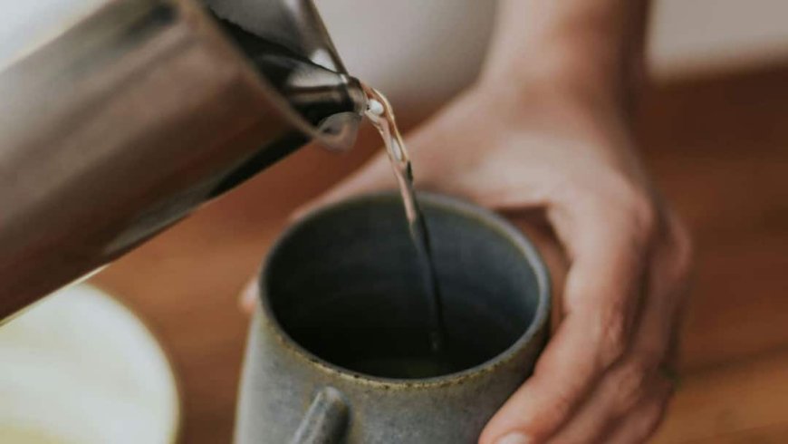 Hot Water Benefits: वजन कम करने के लिए सुबह-सुबह आप भी पीते हैं गर्म पानी, क्या सच में काम करता है यह हैक?