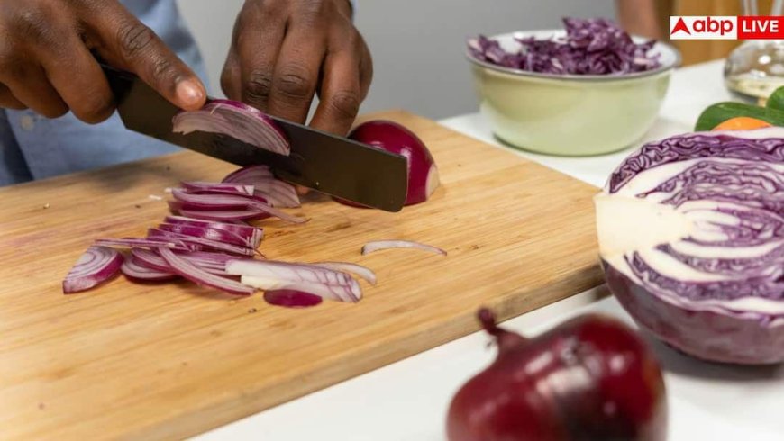 Kitchen Safety Tips: चॉपिंग बोर्ड खिसकने से कट सकता है हाथ! क्या आपने ट्राई किया यह वायरल हैक?