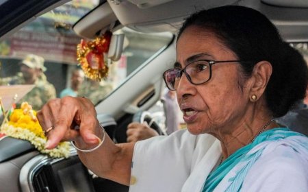 'बंगाल में भी बुलडोजर कल्चर शुरू हो गया...', काला कोट पहनकर वकील के अवतार में HC पहुंचीं ममता, चीफ जस्टिस के सामने करेंगी बहस