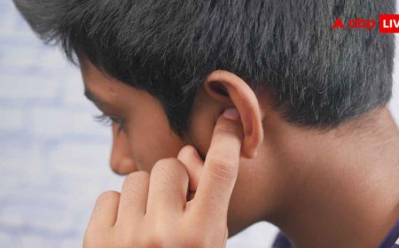 Ear Wax Removal Tips : कान में फंसे मैल को साफ करने में न करें ऐसी गलती, हो सकता है बहरापन