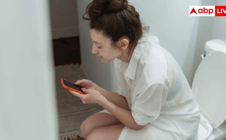 Sitting Too Long On Toilet: क्या आप भी टॉयलेट में 15 मिनट से ज्यादा बैठते हैं? डॉक्टर ने बताया कितनी खतरनाक है ये आदत