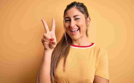 कैमरे के सामने Two Finger Pose बना सकता है कंगाल! AI से हो रही फिंगरप्रिंट चोरी, जानिए कैसे बचें