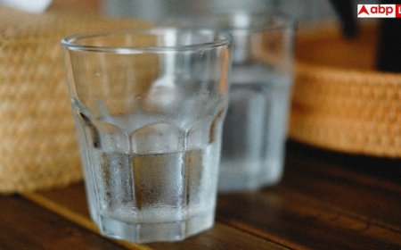 Drinking Cold Water In Summer: गर्मी में बहुत ज्यादा ठंडा पानी पीना सेहत के लिए सही है या नहीं? यहां जानें डॉक्टर्स की सलाह