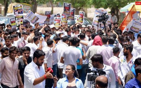 CBSE मुख्यालय पर NSUI का प्रदर्शन, OSM मूल्यांकन प्रणाली में पारदर्शिता की मांग