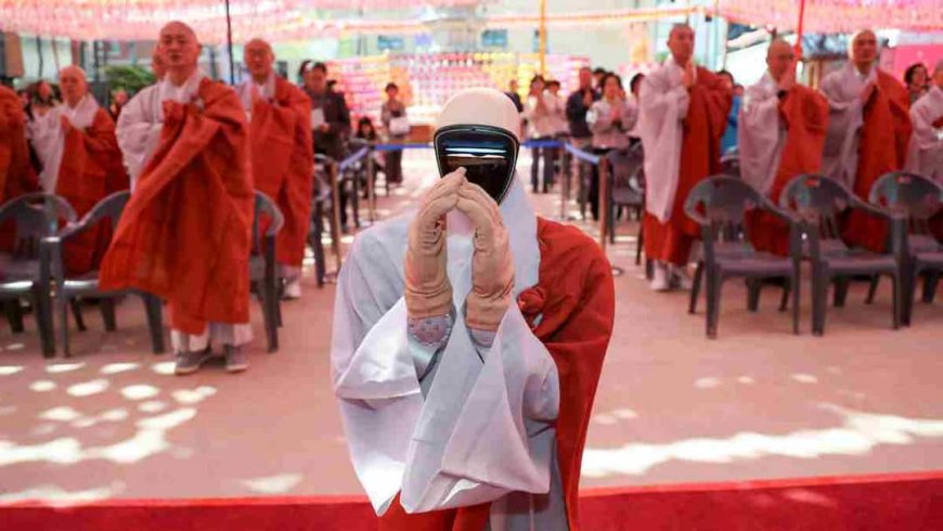 इस देश में आया दुनिया का पहला Robot Monk! अब रोबोट भी करेगा भक्ति और ध्यान