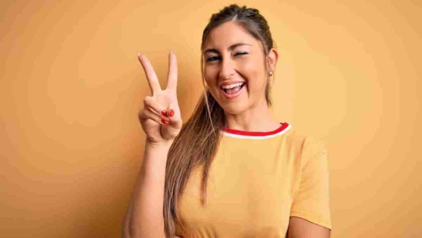 कैमरे के सामने Two Finger Pose बना सकता है कंगाल! AI से हो रही फिंगरप्रिंट चोरी, जानिए कैसे बचें