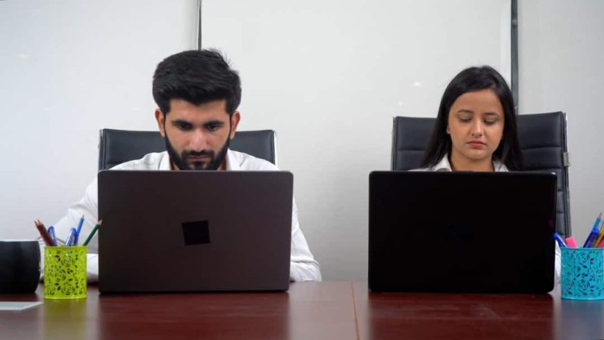 स्क्रीन देखते ही जलती हैं आंखें? फोन और लैपटॉप की ये 2 छुपी सेटिंग्स मिनटों में देंगी राहत