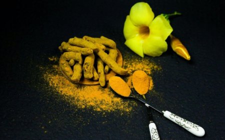 मसालदानी में रखी हल्दी असली है या नकली, ऐसे करें पहचान