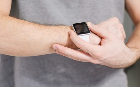 Smartwatches को चार्ज करना आज भी झंझट भरा काम, USB-C Ports का क्यों नहीं होता यूज?