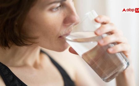 Right Way To Drink Water: गटागट पानी पीने की आदत कहीं कर न दे बीमार? डॉक्टर से जानें पानी पीने का सही नियम