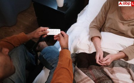 Elderly Care Tips: क्या आप भी माता-पिता के लिए चुन रहे हैं केयरगिवर? इन जरूरी बातों को कभी न भूलें