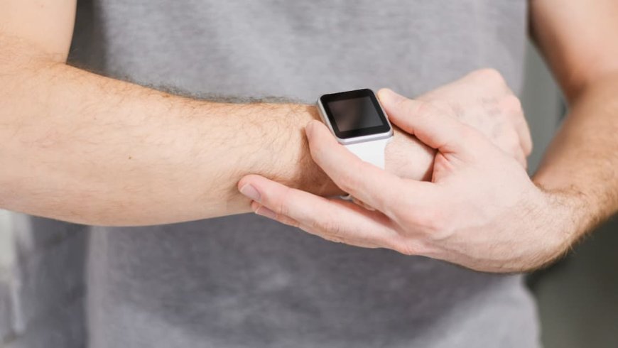 Smartwatches को चार्ज करना आज भी झंझट भरा काम, USB-C Ports का क्यों नहीं होता यूज?