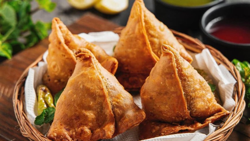 Khasta Samosa Recipe: हलवाई जैसे खस्ता समोसे घर पर क्यों नहीं बनते? नोट कर लें आटा गूंथने और तलने का यह सीक्रेट तरीका