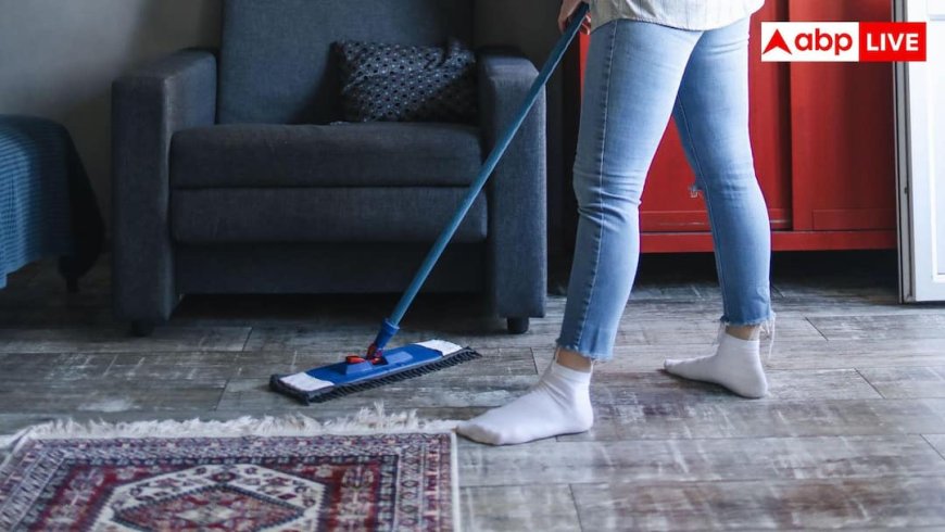 Monsoon Cleaning Tips: बारिश में चिपचिपाने लगा है कमरे का फर्श, ऐसे करें सफाई