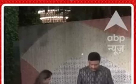 सिंगर अनु मलिक जश्न के लिए अपने परिवार के साथ अंबानी के घर पहुँचे।